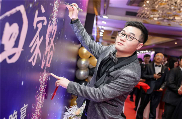 【高光“疫”事】勇敢逆行的特殊“网约车”——尊龙时凯90后，用信念打通生命运输线